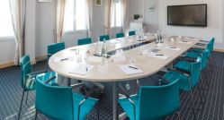 sala riunioni con sedie azzurro modello Slim Moving