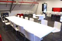 sala riunioni con sedie colore bianco modello Slim Moving