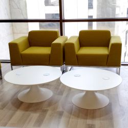 divano giallo ocra in tessuto per sala aspetto Arturo Moving